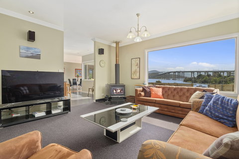 Manfield City Waterfront View Cottage - ACT Tourism 4