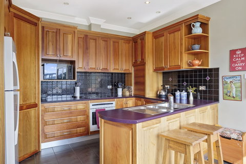 Manfield City Waterfront View Cottage - ACT Tourism 3