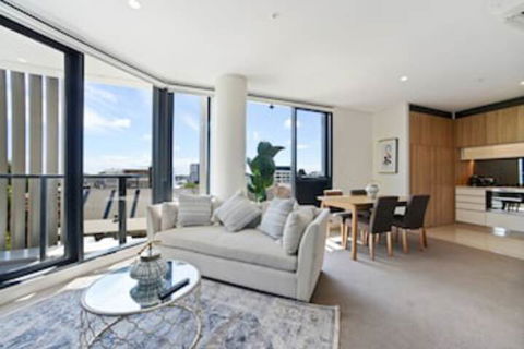 Modern Ultra Clean In The Heart Of Convenience - ACT Tourism 0