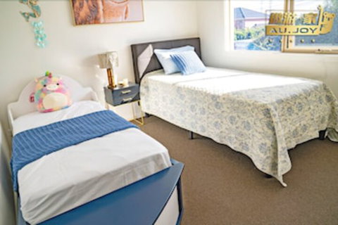 AUJOY 4 Bed Townhouse Glen Waverley - ACT Tourism 5