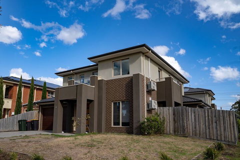 AUJOY 4 Bed Townhouse Glen Waverley - ACT Tourism 1