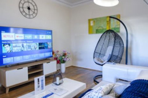 Wollongong Train Station Holiday House - ACT Tourism 0