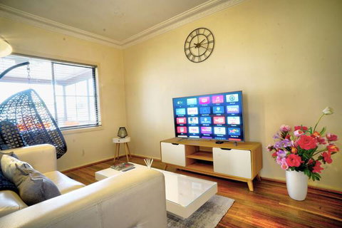 Wollongong Train Station Holiday House - ACT Tourism 3
