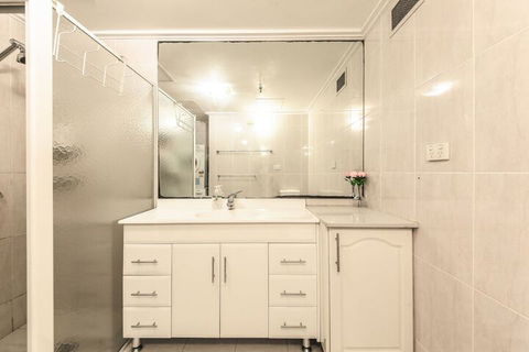 Amazing Location Cozy Stay With Parking - ACT Tourism 5