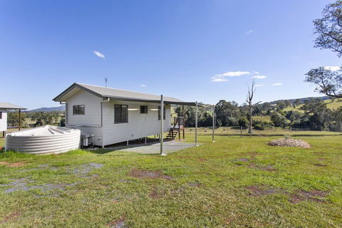 Valley Cabins By The Creek - ACT Tourism 3
