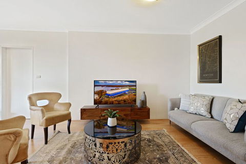 HomeHotel Luxury Close To Train Station - ACT Tourism 4