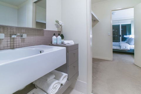 Absolute Riverfront One Bedroom Apartment - ACT Tourism 5