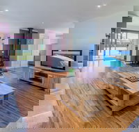 Loch Retreat 550m TO Town - ACT Tourism