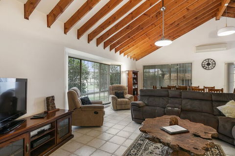 Seaholme Free Wifi & Foxtel - ACT Tourism 3