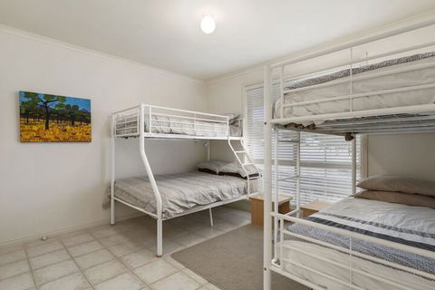 Seaholme Free Wifi & Foxtel - ACT Tourism 4