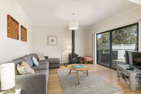 Veronica Lodge Free Wifi - ACT Tourism 3