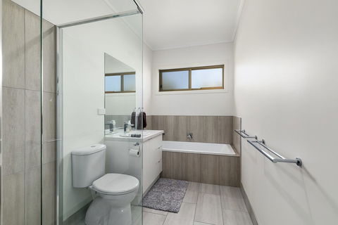 Veronica Lodge Free Wifi - ACT Tourism 4