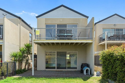 Wenneelys 26 / 45 St. Andrews Boulevard - ACT Tourism 5