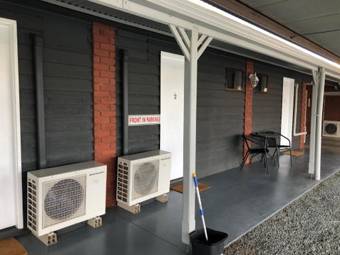 Country Roads Motor Inn - ACT Tourism 1