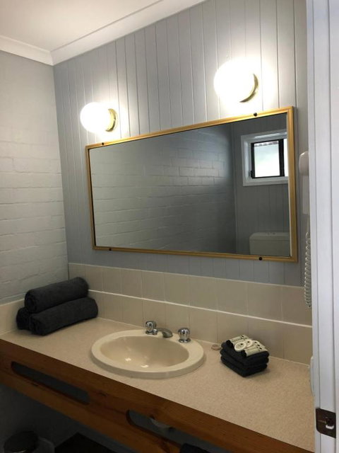 Country Roads Motor Inn - ACT Tourism 4