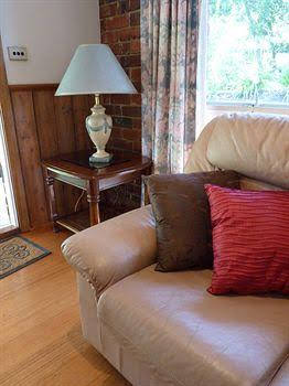 Australian Home Away At Eltham Venn Cottage - ACT Tourism 5