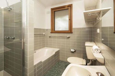 Alpine House Views Over Lake Jindabyne & The Snowy Mountains - ACT Tourism 3