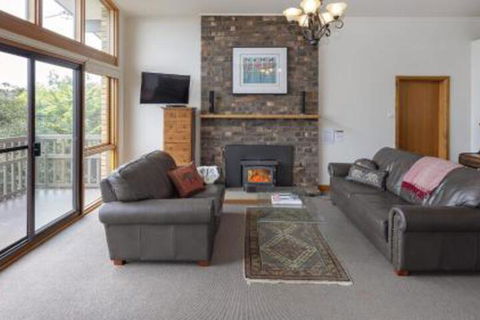 Alpine House Views Over Lake Jindabyne & The Snowy Mountains - ACT Tourism 4