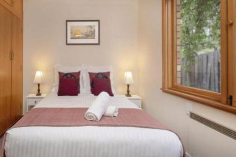 Alpine House Views Over Lake Jindabyne & The Snowy Mountains - ACT Tourism 2