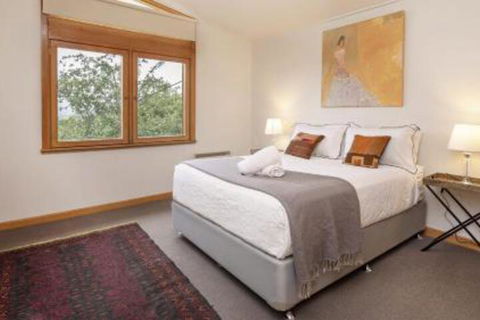 Alpine House Views Over Lake Jindabyne & The Snowy Mountains - ACT Tourism 0