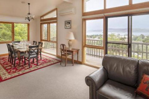 Alpine House Views Over Lake Jindabyne & The Snowy Mountains - ACT Tourism 6