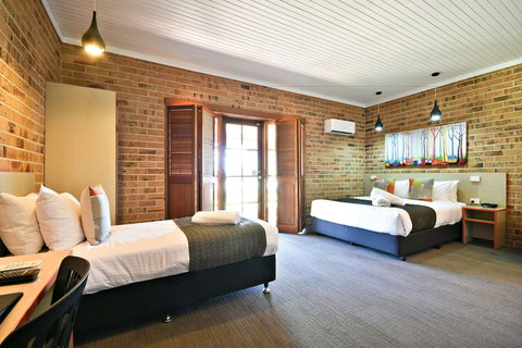 Nightcap At Macquarie Inn - ACT Tourism 4