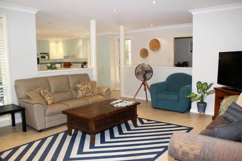 FRANGIPANI BEACH HOUSE PET FRIENDLY 22 Belbourie Cres Boomerang Beach - ACT Tourism 6