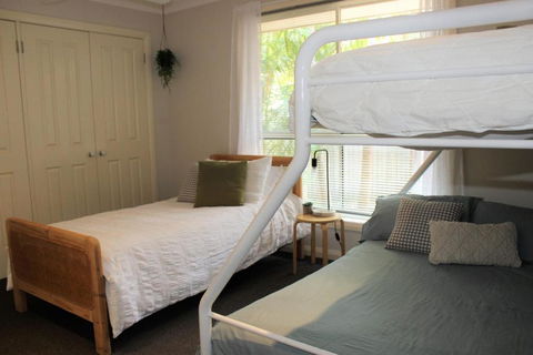 FRANGIPANI BEACH HOUSE PET FRIENDLY 22 Belbourie Cres Boomerang Beach - ACT Tourism 1