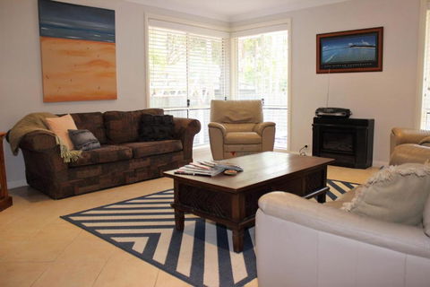 FRANGIPANI BEACH HOUSE PET FRIENDLY 22 Belbourie Cres Boomerang Beach - ACT Tourism 4