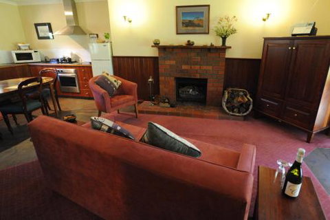 Wintarni Olives Cottage - ACT Tourism 2