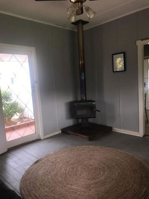 Cosy Country Cottage With AirCon - ACT Tourism 4