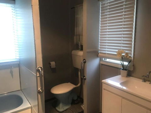 Cosy Country Cottage With AirCon - ACT Tourism 5