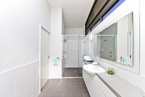 Sails On The Beachfront Exclusive Seaside Home - ACT Tourism 4