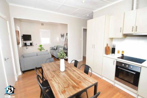 Just Renovated 2BR Cottage In Heart Of Wentworth - ACT Tourism 4