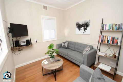 Just Renovated 2BR Cottage In Heart Of Wentworth - ACT Tourism 5