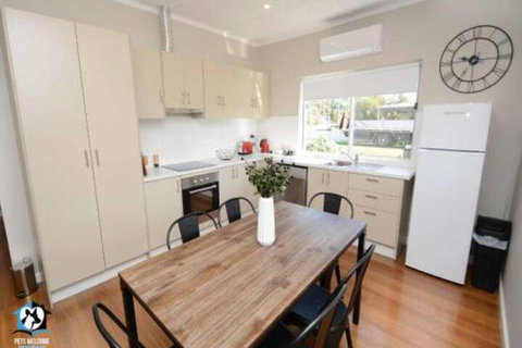 Just Renovated 2BR Cottage In Heart Of Wentworth - ACT Tourism 6