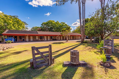 Esk Caravan Park & Motel - ACT Tourism 0