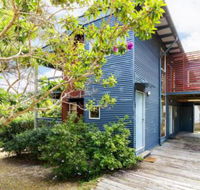 Blue Poles Pets Allowed - ACT Tourism