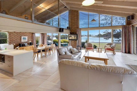 Getaway Waterfront Island Living - ACT Tourism 6