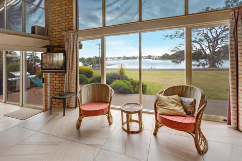 Getaway Waterfront Island Living - ACT Tourism 1