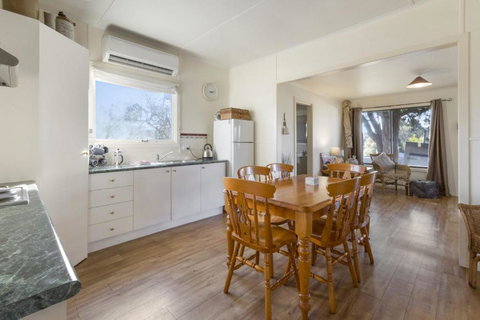 Katisha Cottage Pet Friendly & Close To Town - ACT Tourism 2