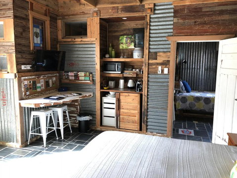 Bed In A Shed Vineyard Stay - ACT Tourism 4