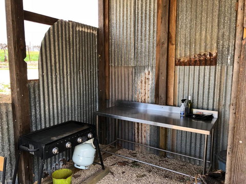 Bed In A Shed Vineyard Stay - ACT Tourism 3