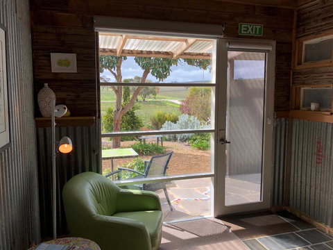 Bed In A Shed Vineyard Stay - ACT Tourism 6