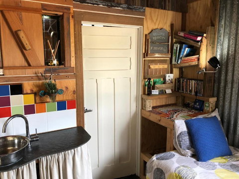 Bed In A Shed Vineyard Stay - ACT Tourism 5