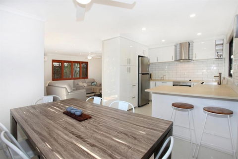 FABULOUS HOLIDAY HIDEAWAY COOLUM BEACH - ACT Tourism 6