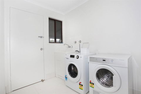 FABULOUS HOLIDAY HIDEAWAY COOLUM BEACH - ACT Tourism 5