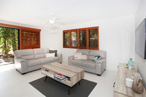 FABULOUS HOLIDAY HIDEAWAY COOLUM BEACH - ACT Tourism 2