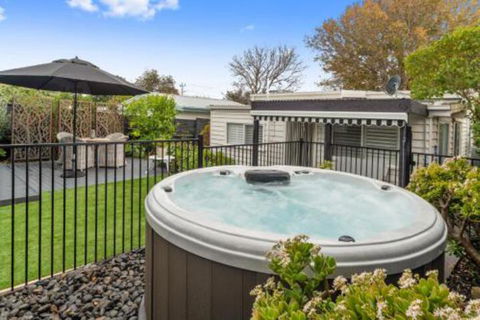 Amber Cottage Luxury Seaside Retreat With Outdoor Spa! - ACT Tourism 4