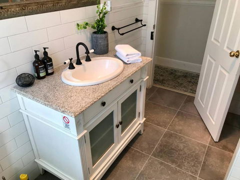 YSG The Edward Townhouse 153 Walk To Town - ACT Tourism 4